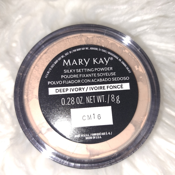 Mary kay Silky setting powder in Deep ivory. - Picture 2 of 8